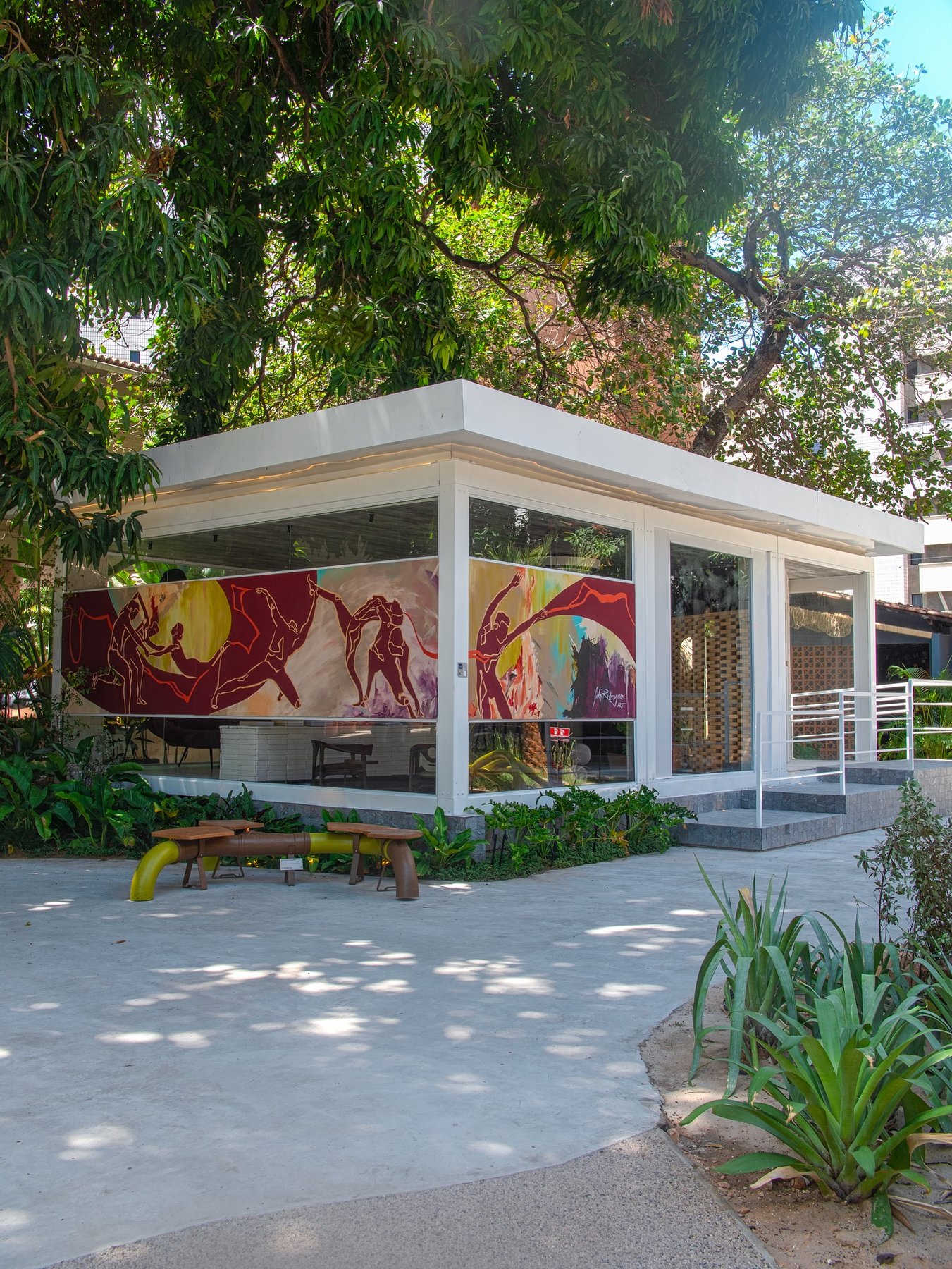 Casa Cor Ceará 2025 pavilion with the external panel wrapping the façade