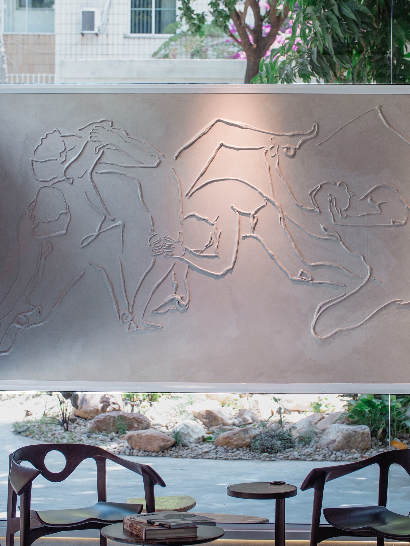Interior wall in white low relief with the same dancing figures