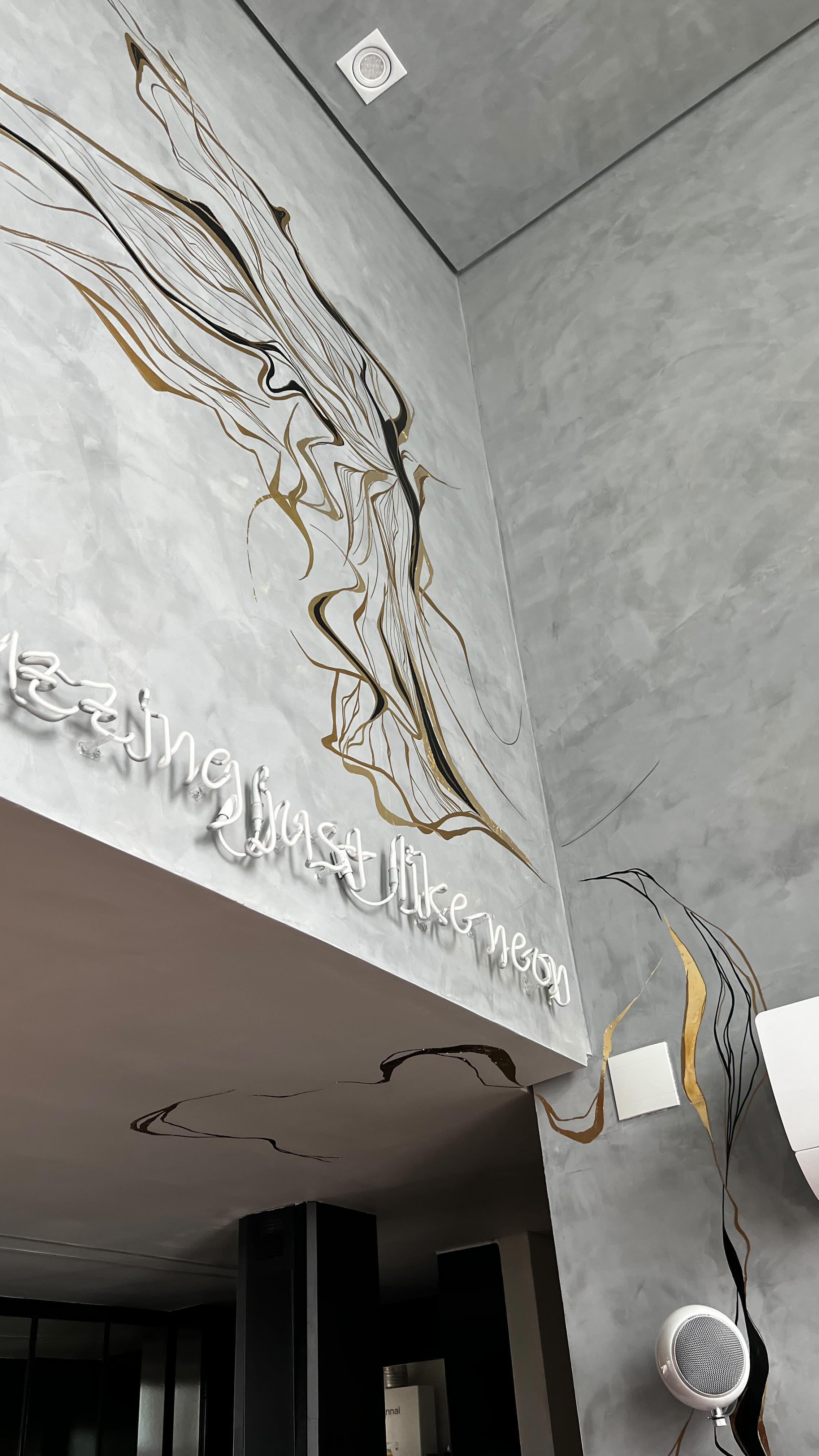 Intervention in grey, black and gold in an interior